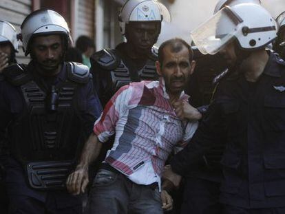 Un manifestante es detenido por la policía durante una protesta en Manama, capital de Bahréin, el pasado 12 de octubre.