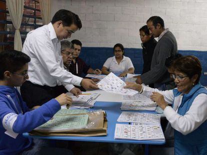 El conteo de votos en un colegio electoral en la Ciudad de Guatemala.