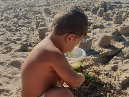 'Jomío', de tres años, juega en la playa.