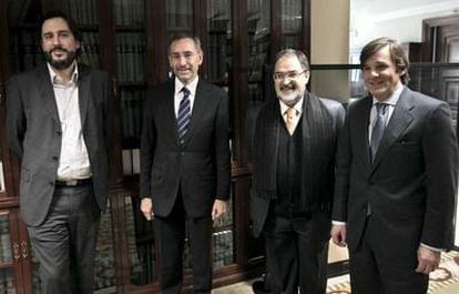 Ignacio Benito García (AEDE); Antonio María Ávila, (FGEE); Agustín González, (FECE) y Antonio Guisasola (PROMUSICAE) en los pasillos del Congreso