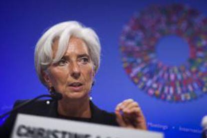 En la imagen un registro de la directora gerente del FMI, Christine Lagarde, quien recordó que este acuerdo es necesario para alcanzar "el objetivo final de reforzar la legitimidad y efectividad del Fondo". EFE/Archivo