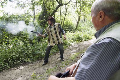 Anxo Manuel Lamelo interpreta a 'Chicano' en la aldea de Perros (Sarria) ante la mirada del director cinematográfico Radilo.