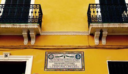 Placa sobre Cervantes en la casa frente al convento de Santa Paula, en Sevilla, donde cree que moraron sus padres.