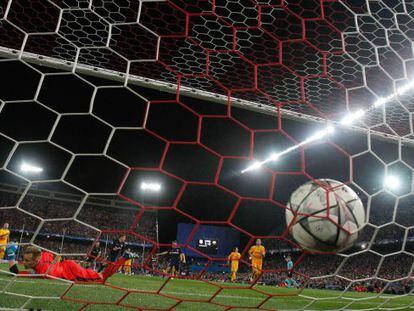  El portero del FC Barcelona Ter Stegen (abajo) no puede evitar el segondo gol del Atl&eacute;tico de Madrid, durante el partido de vuelta de cuartos de final de la Liga de Campeones disputado en el estadio Vicente Calder&oacute;n, en Madrid. EFE/J. J. Guill&eacute;n