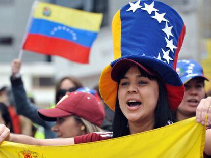 Venezolanas residentes en Colombia, ante un consulado en Bogot&aacute;.