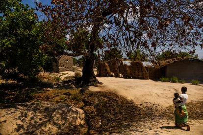 Mendina tiene 17 años, regresó a casa de su hermana con su hija Yumina, de un año, después de que desapareciera el hombre con quien se casó. Vive en una casa de adobe en Netia (Monapo).