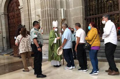 Un elemento de la Guardia Nacional custodia la fila las bendiciones en la catedral metropolitana de Ciudad de México el día 24 de julio de 2022. 