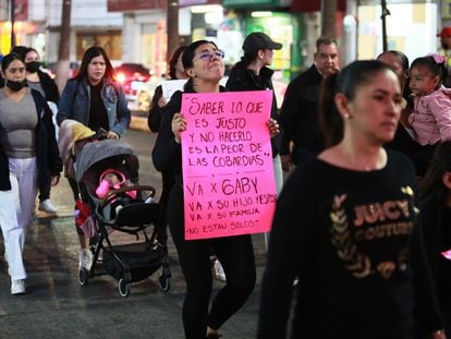 Los familiares de las víctimas de meningitis, en una manifestación el 25 de noviembre 2022 para exigir justicia, en Durango.