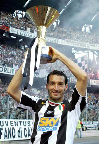 Zambrotta levanta el título de campeón de la Liga italiana.