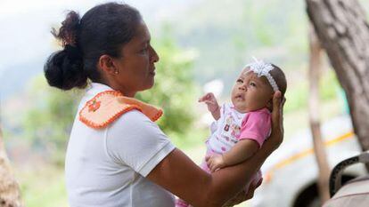 Una madre con su hija en Panam&aacute;.
