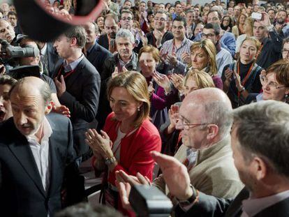 Chac&oacute;n aplaude a Rubalcaba (i), junto a Joaqu&iacute;n Almunia y Marcelino Iglesias.