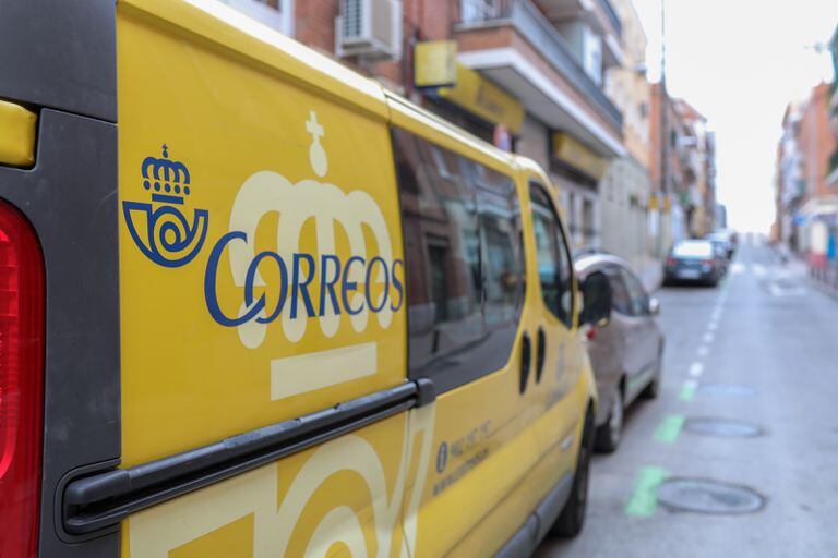 Un camión de reparto postal en Madrid.