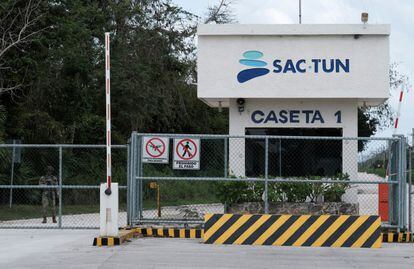 Un miembro del Ejército mexicano hace guardia dentro de Sac-tun, la subsidiaria de Vulcan Materials Co, el lunes 20 de marzo de 2023.