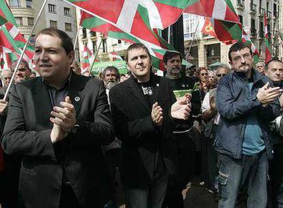 Barrena, Otegi, Díez Usabiaga (detrás) y Petrikorena, en una manifestación en San Sebastián.