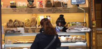 Una mujer compra en una de las panaderías abiertas en la capital durante el estado de alarma.