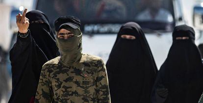 Una oficial de la patrulla de seguridad interna escolta a varias mujeres de miembros del Estado Islámico en el campo de al-Hol, ubicado en al-Hasakeh (Siria).