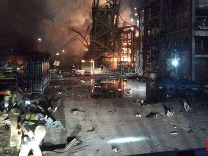 Bombers de la Generalitat trabajan en la extinción de un incendio en una empresa química de La Canonja (Tarragona).