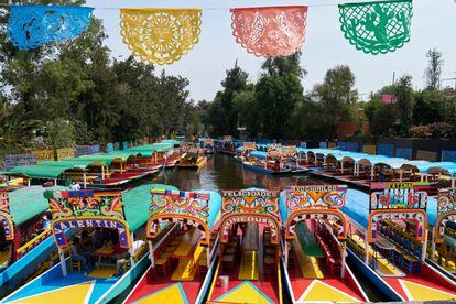 Un plan perfecto para una mañana soleada es subir con amigos, comida y bebida en las barcas llamadas trajineras que recorren los canales de Xochimilco.