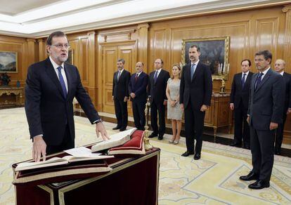 Mariano Rajoy jura el cargo de presidente de Gobierno ante el Rey.