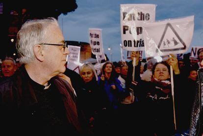 Uno de los manifestantes se dirige al portavoz del Vaticano Federico Lombardi (en el centro).