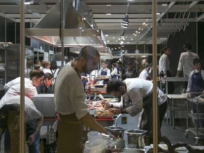 Cocineros en plena actividad en los fogones de Madrid Fusión este lunes en el día de apertura de este congreso gastronómico internacional.