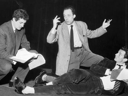 Albert Camus (en el centro) dirigiendo los ensayos de 'Le chevalier d'Olmedo', en Angers.