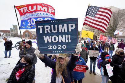 Varios seguidores de Trump durante una manifestación el 6 de enero en Michigan.