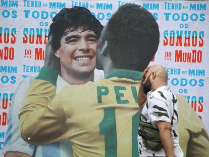 Una persona pasa delante de un mural de Maradona y Pelé en Sao Paulo este jueves.