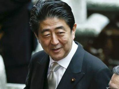 El primer ministro japon&eacute;s, Shinzo Abe (centro), conversa con el ministro de Econom&iacute;a, Comercio e Industria, Yoichi Miyazawa (derecha).
