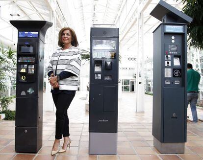 La alcaldesa de Madrid, Ana Botella, posó ayer junto a los tres nuevos modelos de parquímetros.