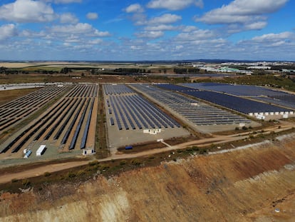 Parque solar sobre los terrenos restaurados de la antigua balsa de la mina de Aznalcóllar que se rompió en 1998, esta semana.