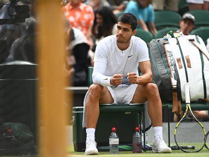 Carlos Alcaraz, durante un descanso del partido contra Sinner en la Centre Court de Wimbledon.