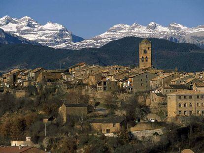 El macizo de Monte Perdido (Huesca), al fondo.