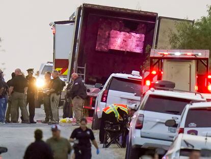 Agentes de policía y socorristas junto al tráiler en el que murieron 52 migrantes, en San Antonio (Estados Unidos), el 27 de junio de 2022.