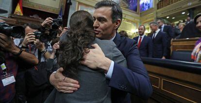 Pedro Sánchez abraza a Pablo Iglesias tras el debate de investidura.