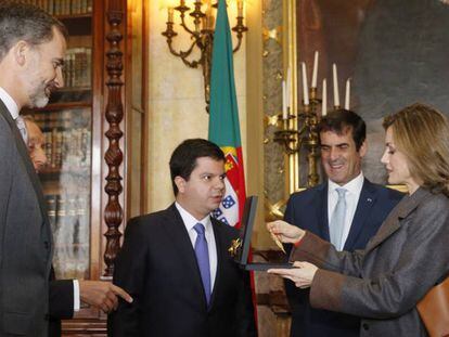 Los Reyes de España reciben regalos del presidente de la Asociación Comercial de Porto, Nuno Botelho. LAVANDEIRA JR EFE