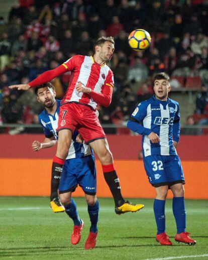 Stuani remata de cabeza ante el Alavés.