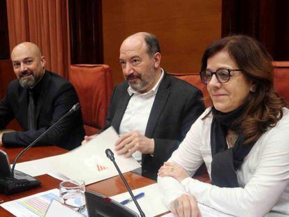 Saül Gordillo, Vicent Sanchis y Núria LLorach en la comparecencia en la comisión de la CCMA del Parlament.