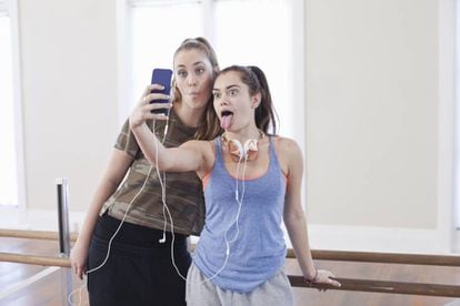 Dos adolescentes se hacen un &#039;selfie&#039;. 