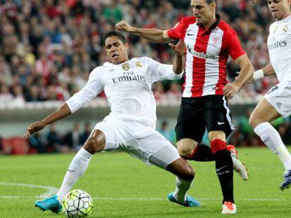 Rapha&euml;l Varane defiende el bal&oacute;n ante Aduriz 