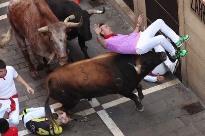 Un mozo es volteado por un toro en la curva de Mercaderes.