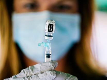 Una enfermera prepara una jeringuilla con una dosis de la vacuna de Pfizer contra la covid-19 en Reading, Pensilvania, el 14 de septiembre.