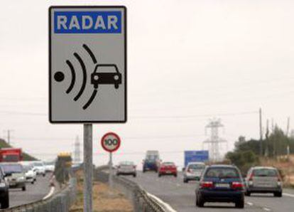 Se&ntilde;alizaci&oacute;n de radar en la carretera N-420 entre Tarragona y Reus.