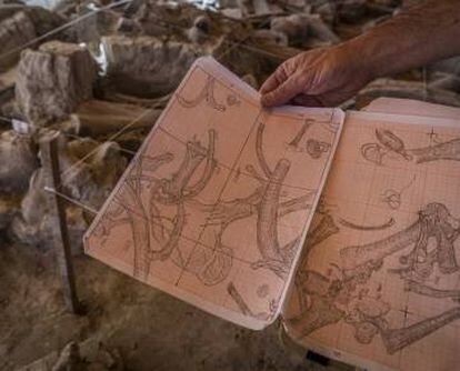 El arqueólogo Luis Córdoba muestra sus dibujos de la excavación.
