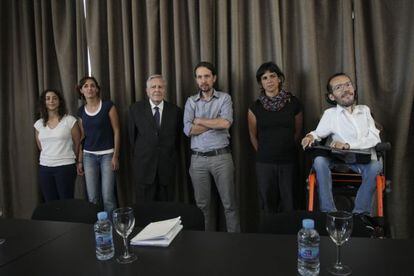 Pablo Iglesias, rodeado de los eurodiputados de Podemos.