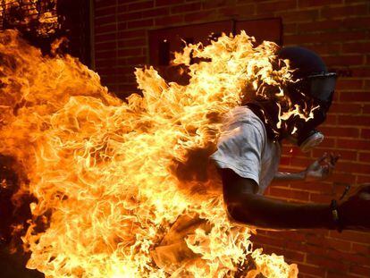 Un joven envuelto en llamas durante la protesta contra Nicolás Maduro del 3 de mayo de 2017.