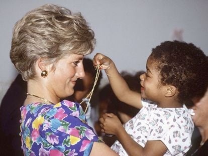 Diana de Gales abraza a un niño en un centro para menores abandonados con sida y VIH, en Sao Paulo, Brasil, en abril de 1991.