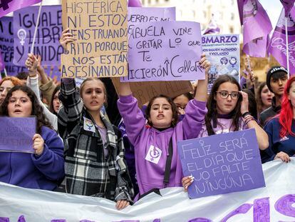 Varias jóvenes participaban en una protesta por el Día de la Mujer, el 8 de marzo en Madrid.
