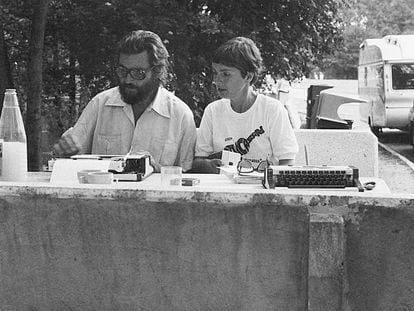 Julio Cortázar y Carol Dunlop durante el viaje relatado en el libro 'Los autonautas de la cosmopista'.