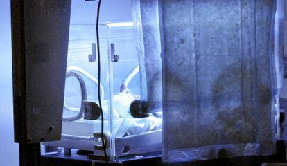 Un bebé en una incubadora del Hospital Gregorio Marañón de Madrid.
